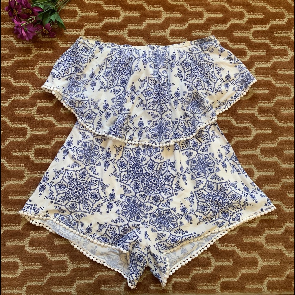 Strapless blue and white pattern romper